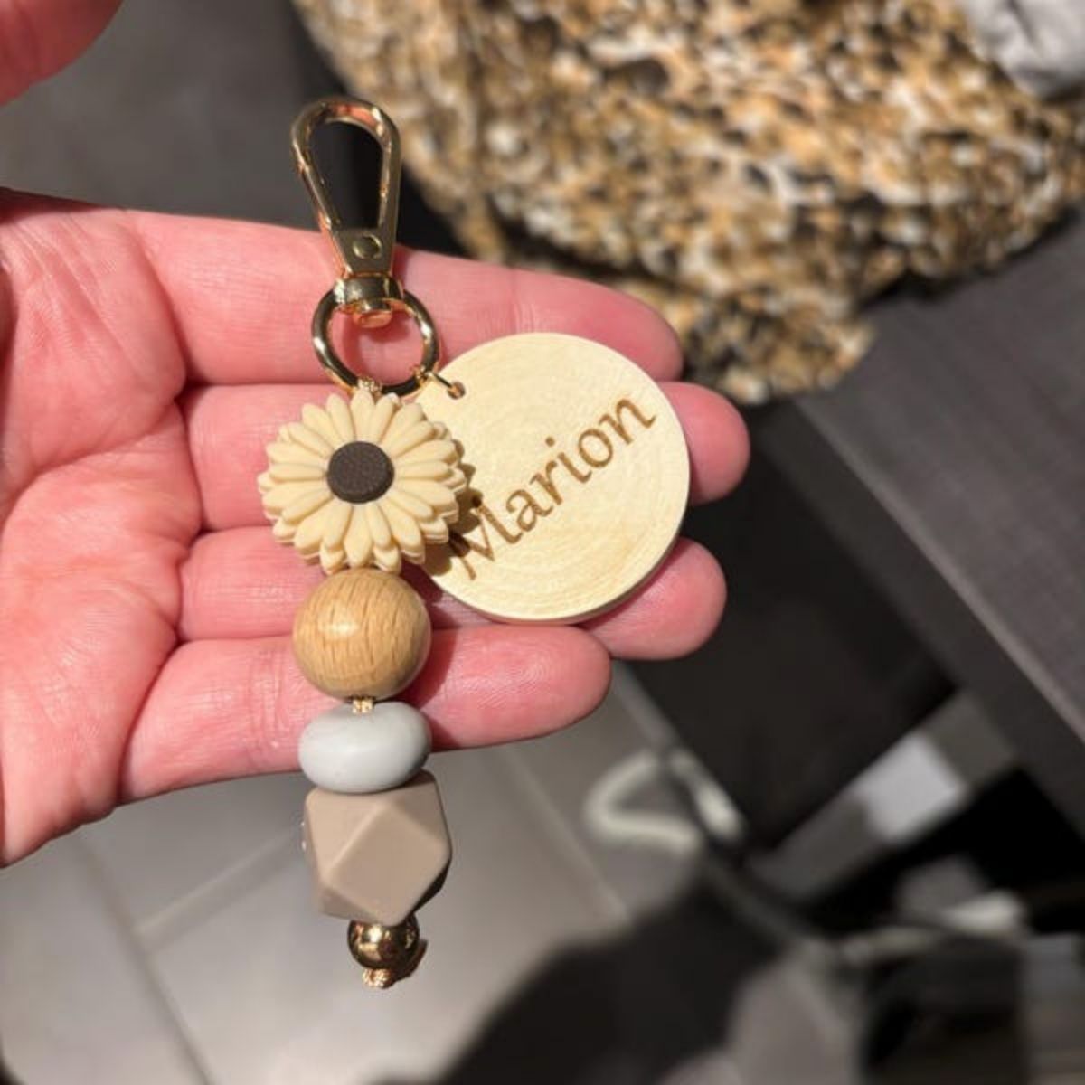 Wooden keychain with personalized medallion - Birthday gift, Mother's Day, grandmothers, fathers, grandfathers, teacher